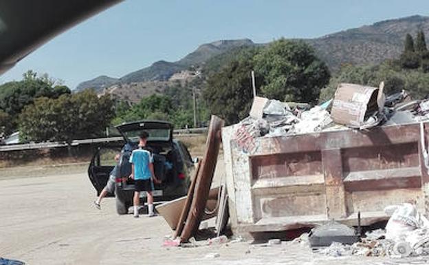 Los vertederos ilegales se hacen crónicos en la periferia y en los